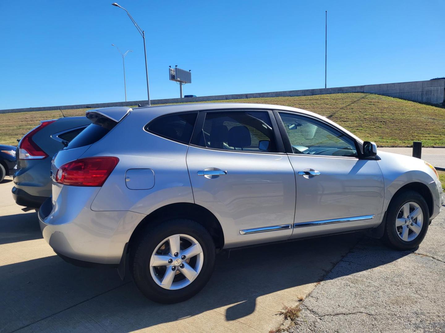 2013 GRAY Nissan Rogue S 2WD (JN8AS5MT9DW) with an 2.5L L4 DOHC 16V engine, Continuously Variable Transmission transmission, located at 8101 E. Skelly Dr., Tulsa, OK, 74129, (918) 592-3593, 36.121891, -95.888802 - Photo#2