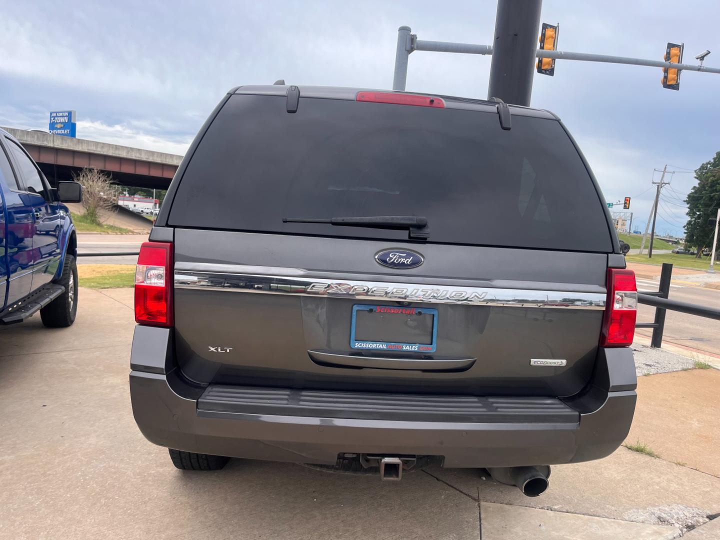 2017 GRAY FORD EXPEDITION XLT; KING XLT 2WD (1FMJU1HT5HE) with an 3.5L V6 DOHC 24V FFV engine, 6A transmission, located at 8101 E. Skelly Dr., Tulsa, OK, 74129, (918) 592-3593, 36.121891, -95.888802 - Photo#3