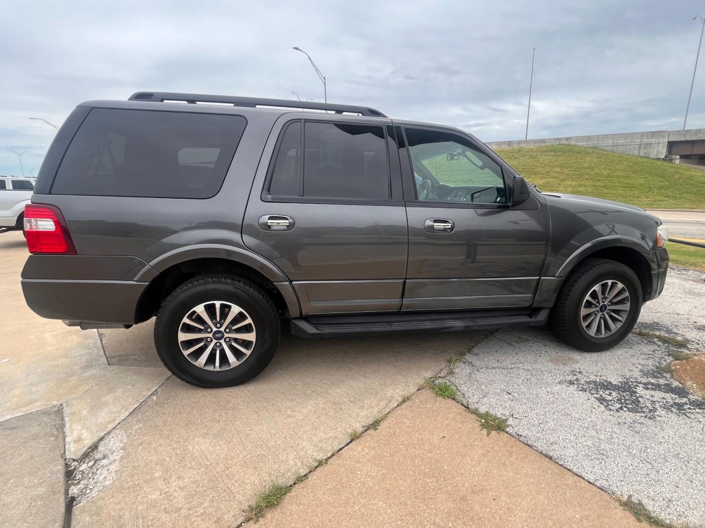 2017 GRAY FORD EXPEDITION XLT; KING XLT 2WD (1FMJU1HT5HE) with an 3.5L V6 DOHC 24V FFV engine, 6A transmission, located at 8101 E. Skelly Dr., Tulsa, OK, 74129, (918) 592-3593, 36.121891, -95.888802 - Photo#4