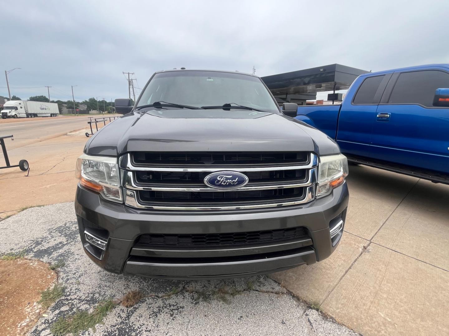 2017 GRAY FORD EXPEDITION XLT; KING XLT 2WD (1FMJU1HT5HE) with an 3.5L V6 DOHC 24V FFV engine, 6A transmission, located at 8101 E. Skelly Dr., Tulsa, OK, 74129, (918) 592-3593, 36.121891, -95.888802 - Photo#2