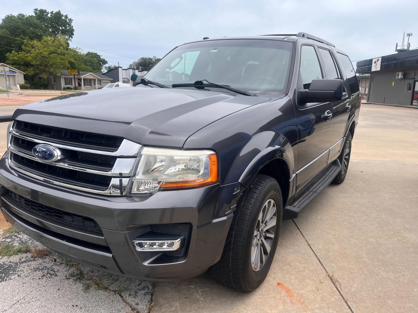 2017 GRAY FORD EXPEDITION XLT; KING XLT 2WD (1FMJU1HT5HE) with an 3.5L V6 DOHC 24V FFV engine, 6A transmission, located at 8101 E. Skelly Dr., Tulsa, OK, 74129, (918) 592-3593, 36.121891, -95.888802 - Photo#0