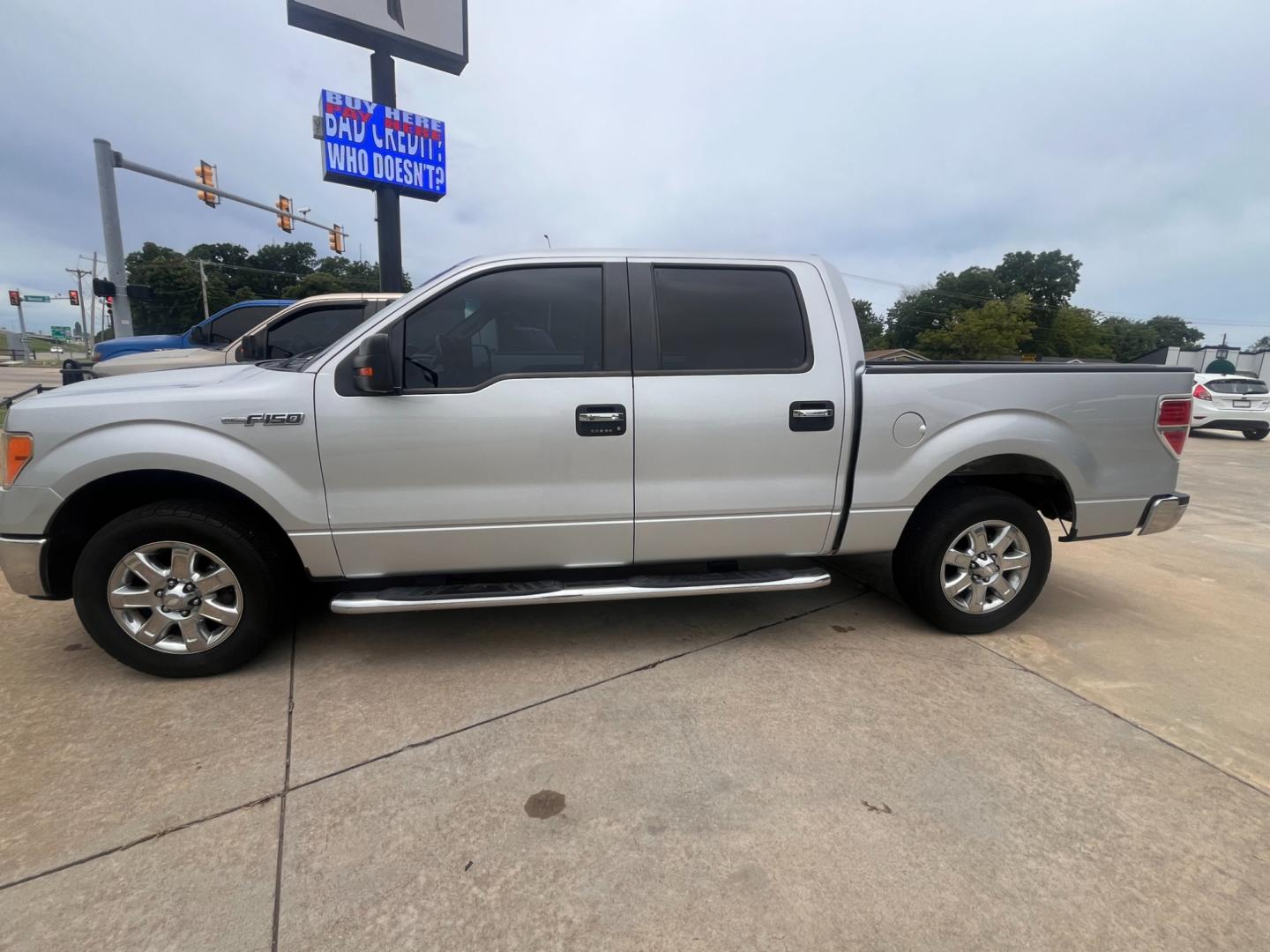 2013 SILVER FORD F-150 XL; PLATINUM; XLT SuperCrew 6.5-ft. Bed 2WD (1FTEW1CMXDK) with an 3.7L V6 DOHC 24V engine, 6-Speed Automatic transmission, located at 8101 E. Skelly Dr., Tulsa, OK, 74129, (918) 592-3593, 36.121891, -95.888802 - Photo#4