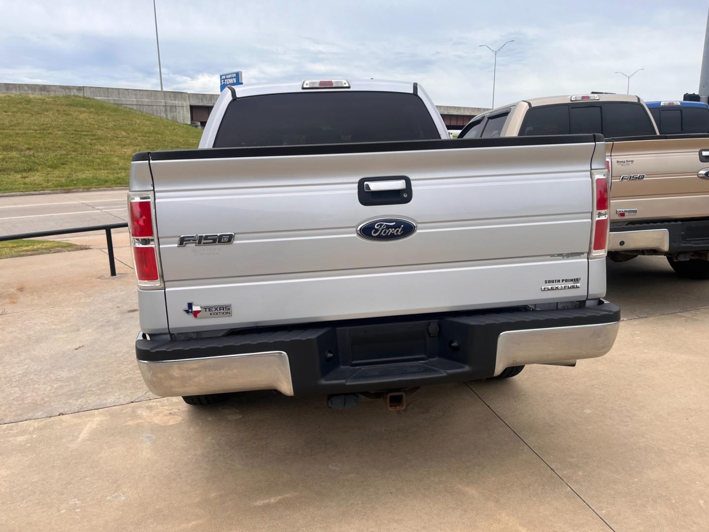 2013 SILVER FORD F-150 XL; PLATINUM; XLT SuperCrew 6.5-ft. Bed 2WD (1FTEW1CMXDK) with an 3.7L V6 DOHC 24V engine, 6-Speed Automatic transmission, located at 8101 E. Skelly Dr., Tulsa, OK, 74129, (918) 592-3593, 36.121891, -95.888802 - Photo#2