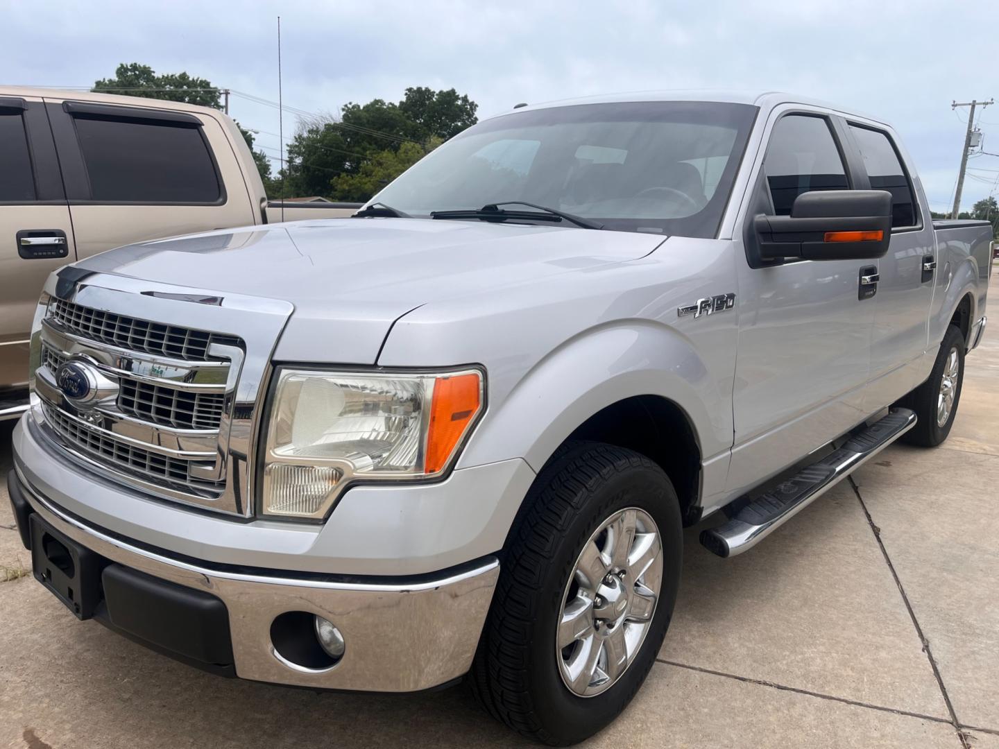 2013 SILVER FORD F-150 XL; PLATINUM; XLT SuperCrew 6.5-ft. Bed 2WD (1FTEW1CMXDK) with an 3.7L V6 DOHC 24V engine, 6-Speed Automatic transmission, located at 8101 E. Skelly Dr., Tulsa, OK, 74129, (918) 592-3593, 36.121891, -95.888802 - Photo#0