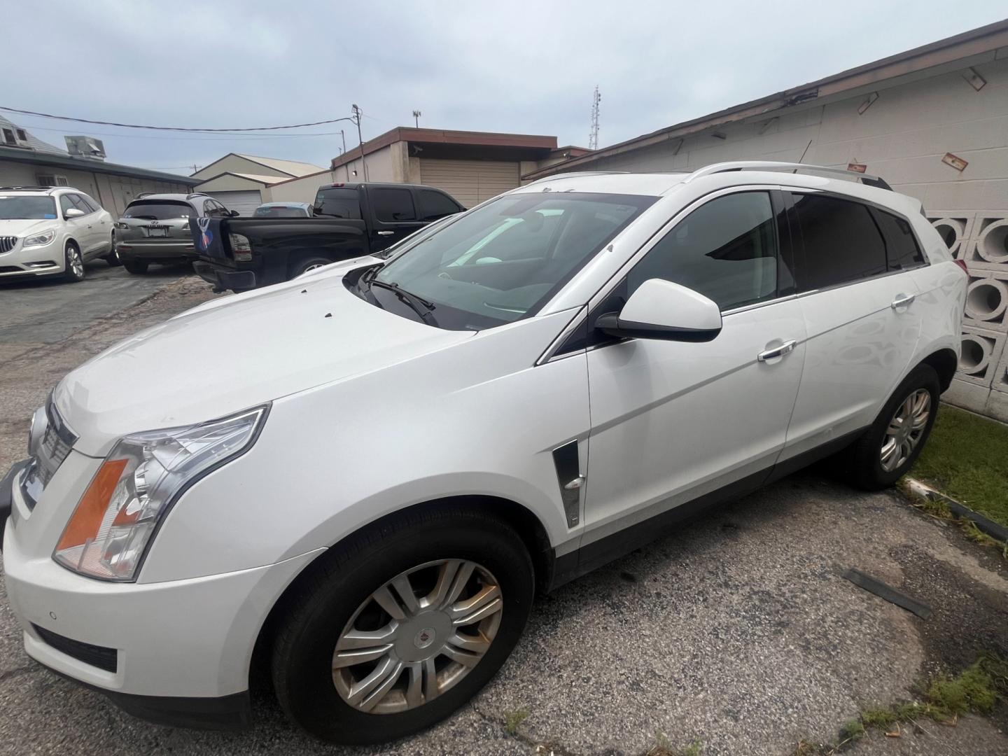 2012 WHITE CADILLAC SRX LUXURY Luxury AWD (3GYFNDE35CS) with an 3.6L V6 DOHC 24V FFV engine, 6-Speed Automatic transmission, located at 8101 E. Skelly Dr., Tulsa, OK, 74129, (918) 592-3593, 36.121891, -95.888802 - Photo#1