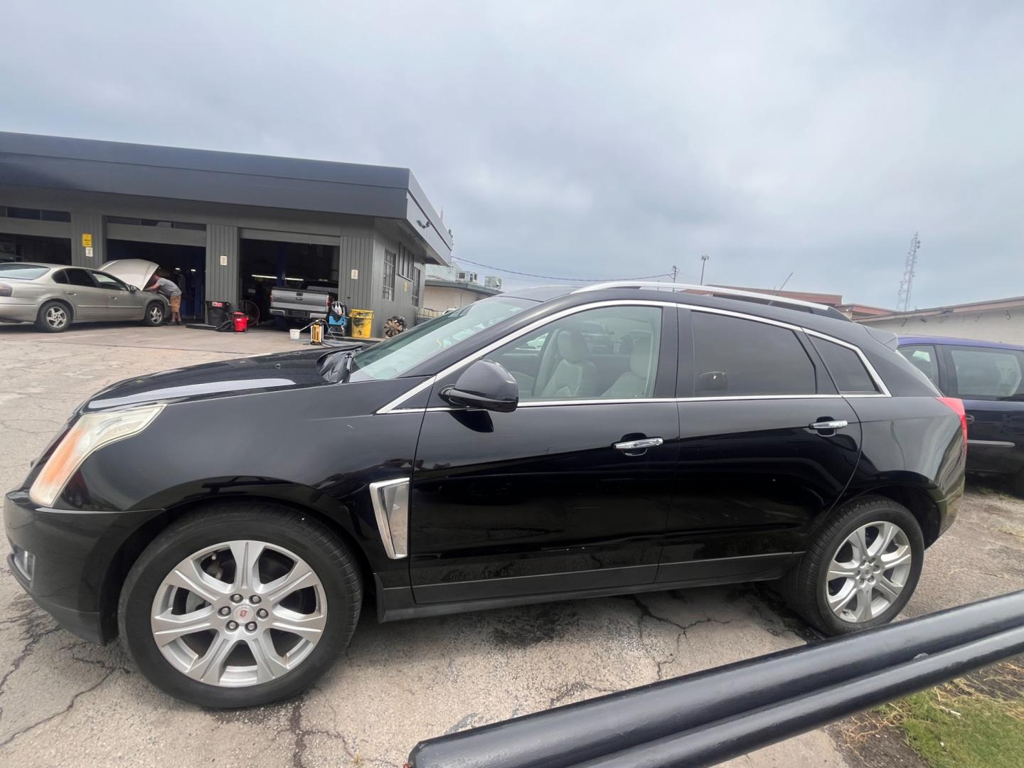 2014 BLACK CADILLAC SRX PERFORMANCE Performance Collection AWD (3GYFNFE31ES) with an 3.6L V6 DOHC 24V FFV engine, 6-Speed Automatic transmission, located at 8101 E. Skelly Dr., Tulsa, OK, 74129, (918) 592-3593, 36.121891, -95.888802 - Photo#1