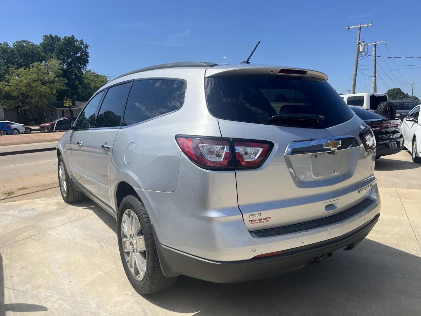 2015 SILVER CHEVROLET TRAVERSE 2LT 2LT AWD (1GNKVHKD8FJ) with an 3.6L V6 DOHC 24V engine, 6-Speed Automatic transmission, located at 8101 E. Skelly Dr., Tulsa, OK, 74129, (918) 592-3593, 36.121891, -95.888802 - Photo#1