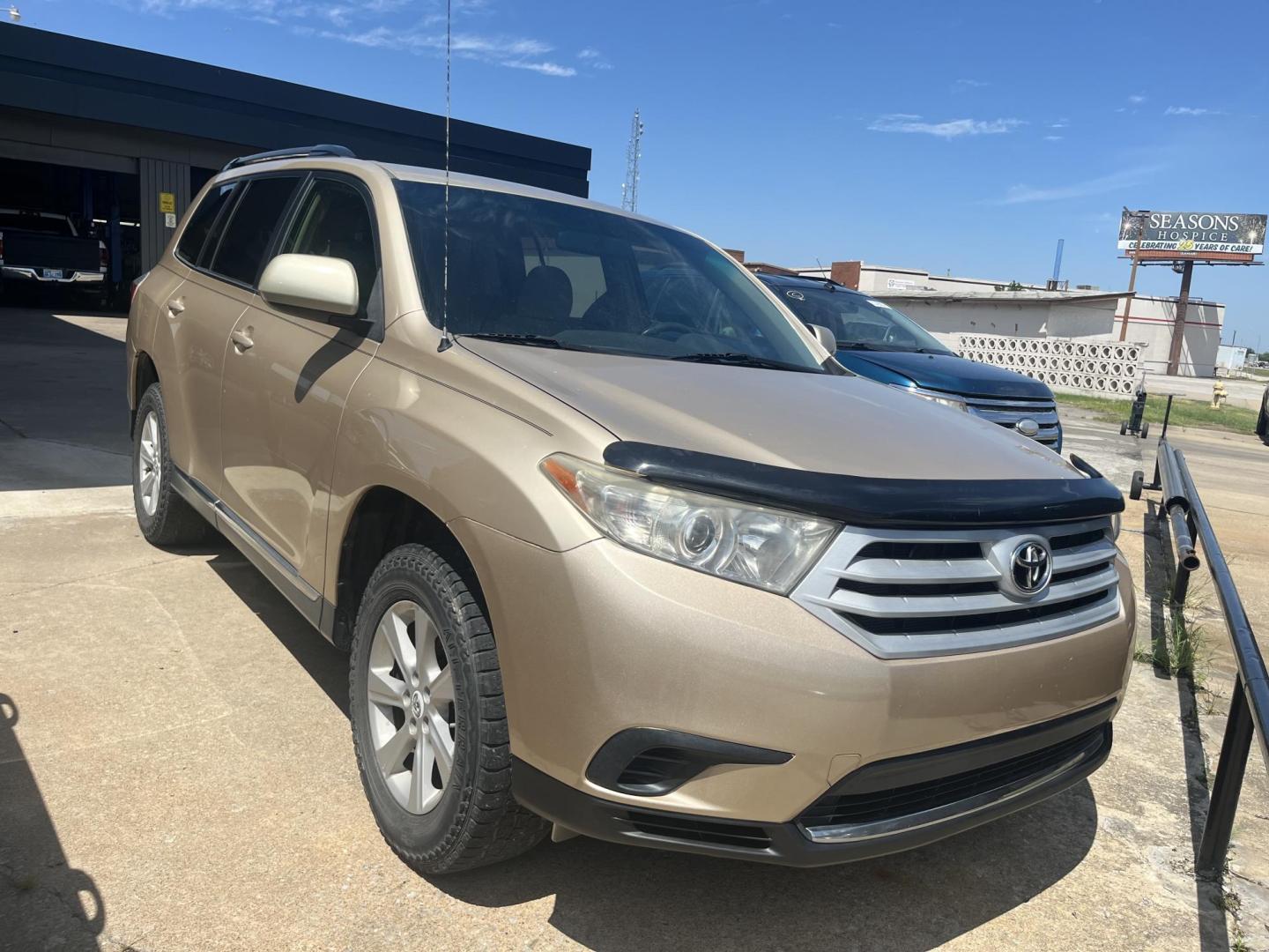 2011 GOLD TOYOTA HIGHLANDER SE Base 4WD (5TDBK3EHXBS) with an 3.5L V6 DOHC 24V engine, 5-Speed Automatic transmission, located at 8101 E. Skelly Dr., Tulsa, OK, 74129, (918) 592-3593, 36.121891, -95.888802 - Photo#0