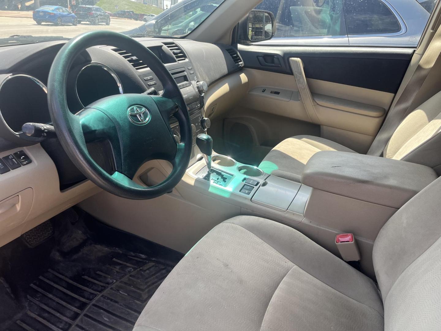 2011 GOLD TOYOTA HIGHLANDER SE Base 4WD (5TDBK3EHXBS) with an 3.5L V6 DOHC 24V engine, 5-Speed Automatic transmission, located at 8101 E. Skelly Dr., Tulsa, OK, 74129, (918) 592-3593, 36.121891, -95.888802 - Photo#1