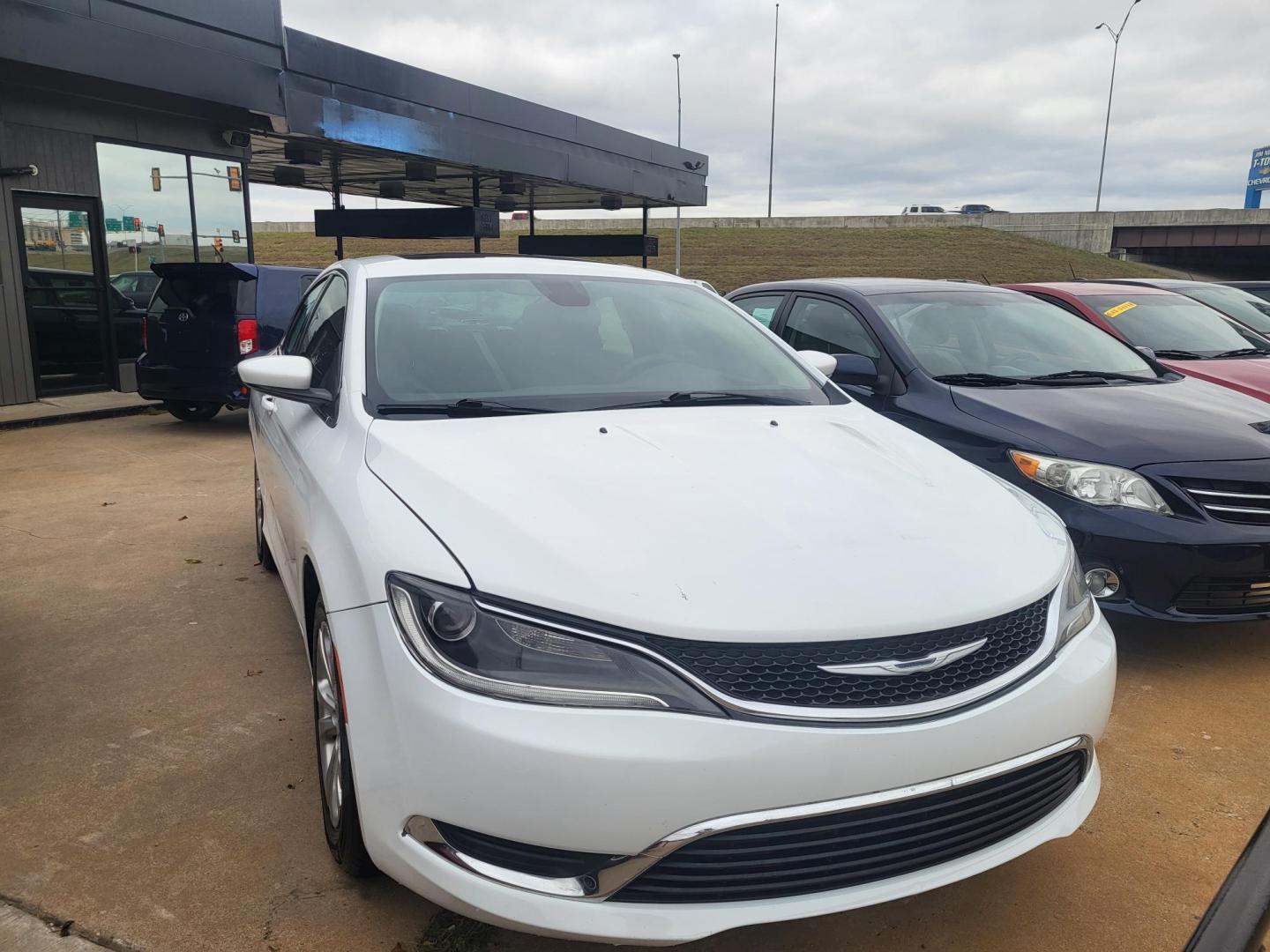 2015 WHITE CHRYSLER 200 LIMITED Limited (1C3CCCABXFN) with an 2.4L L4 DOHC 16V engine, 9-Speed Automatic transmission, located at 8101 E. Skelly Dr., Tulsa, OK, 74129, (918) 592-3593, 36.121891, -95.888802 - Photo#1