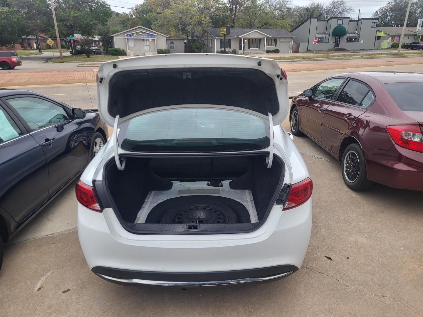 2015 WHITE CHRYSLER 200 LIMITED Limited (1C3CCCABXFN) with an 2.4L L4 DOHC 16V engine, 9-Speed Automatic transmission, located at 8101 E. Skelly Dr., Tulsa, OK, 74129, (918) 592-3593, 36.121891, -95.888802 - Photo#6