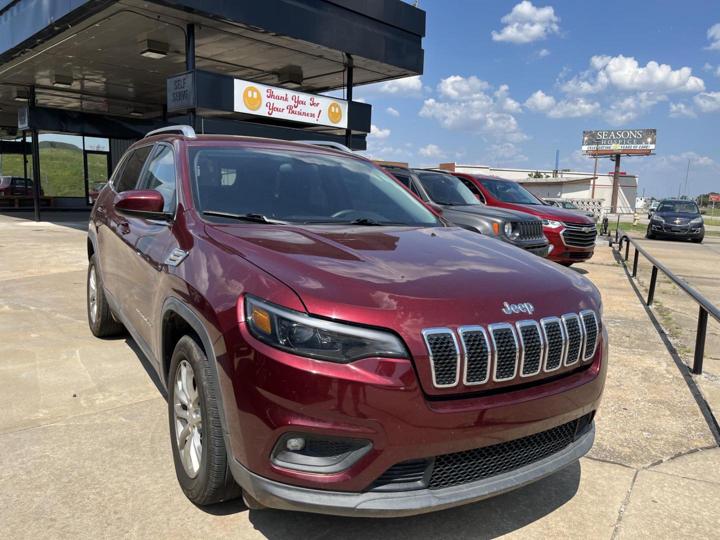 2019 RED JEEP CHEROKEE LATITUDE Latitude FWD (1C4PJLCB8KD) with an 2.4L L4 DOHC 16V engine, 9A transmission, located at 8101 E. Skelly Dr., Tulsa, OK, 74129, (918) 592-3593, 36.121891, -95.888802 - Photo#0