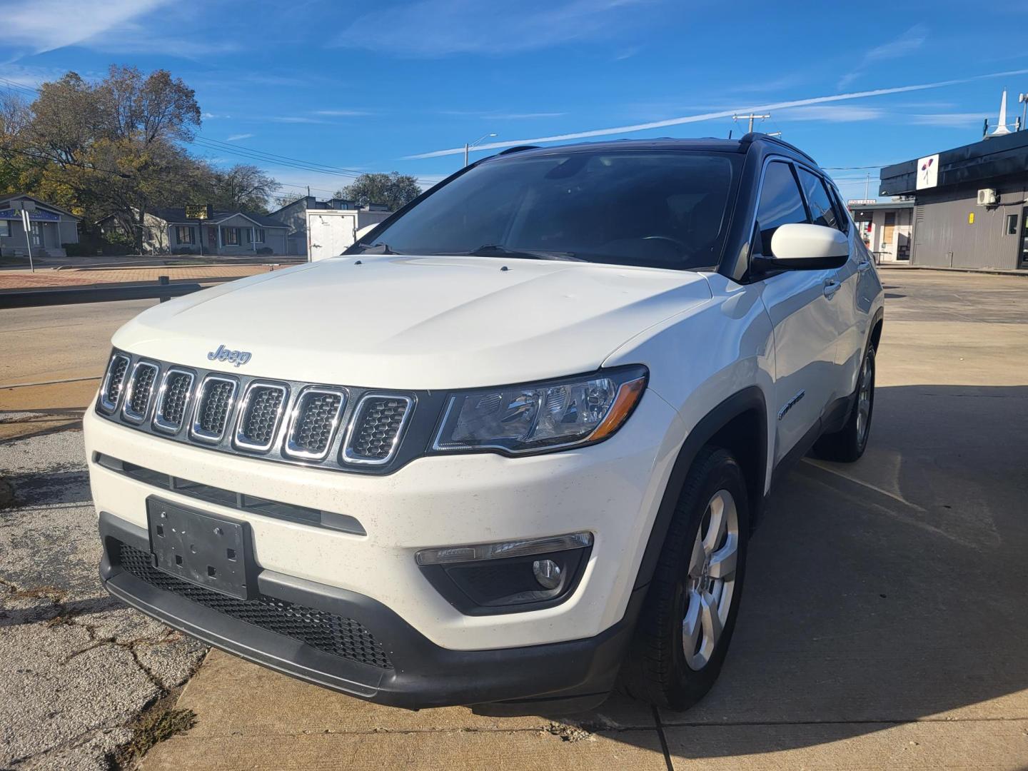 2018 WHITE JEEP COMPASS LATITUDE Sport FWD (3C4NJCBB6JT) with an 2.4L L4 DOHC 16V engine, located at 8101 E. Skelly Dr., Tulsa, OK, 74129, (918) 592-3593, 36.121891, -95.888802 - Photo#0