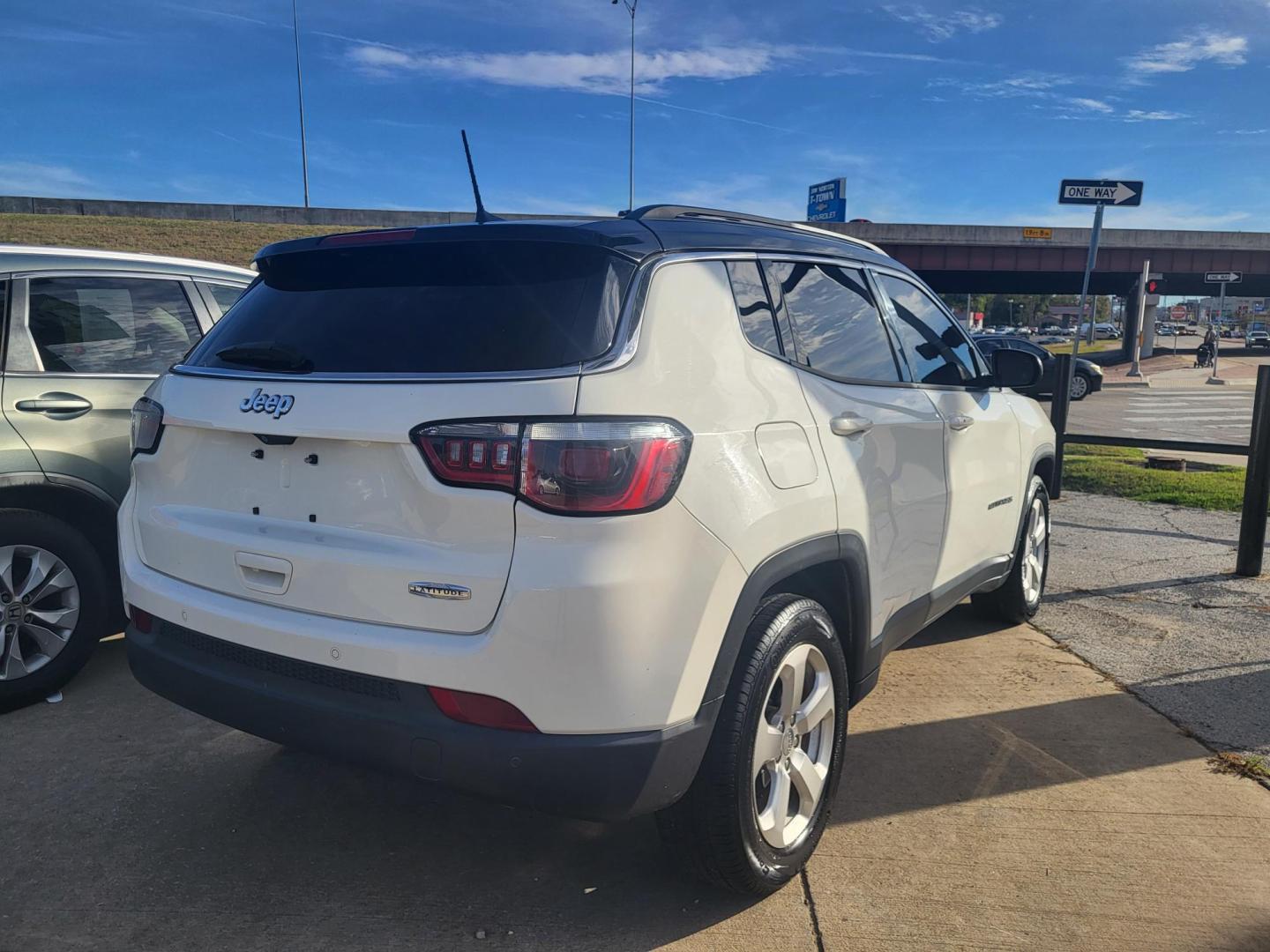 2018 WHITE JEEP COMPASS LATITUDE Sport FWD (3C4NJCBB6JT) with an 2.4L L4 DOHC 16V engine, located at 8101 E. Skelly Dr., Tulsa, OK, 74129, (918) 592-3593, 36.121891, -95.888802 - Photo#1