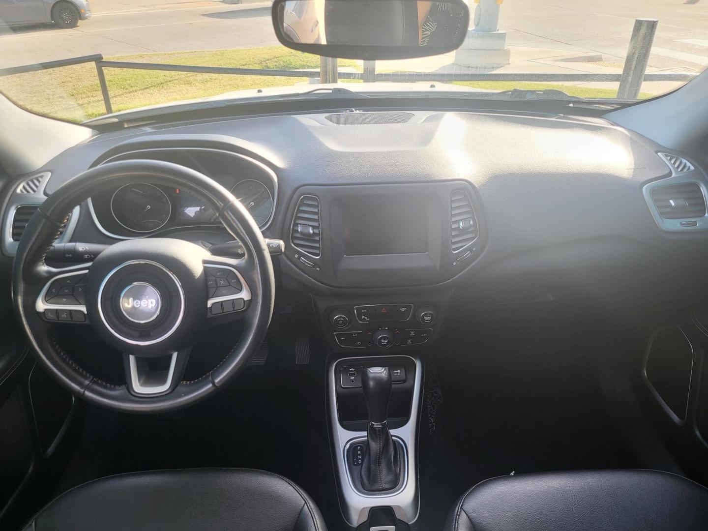 2018 WHITE JEEP COMPASS LATITUDE Sport FWD (3C4NJCBB6JT) with an 2.4L L4 DOHC 16V engine, located at 8101 E. Skelly Dr., Tulsa, OK, 74129, (918) 592-3593, 36.121891, -95.888802 - Photo#4