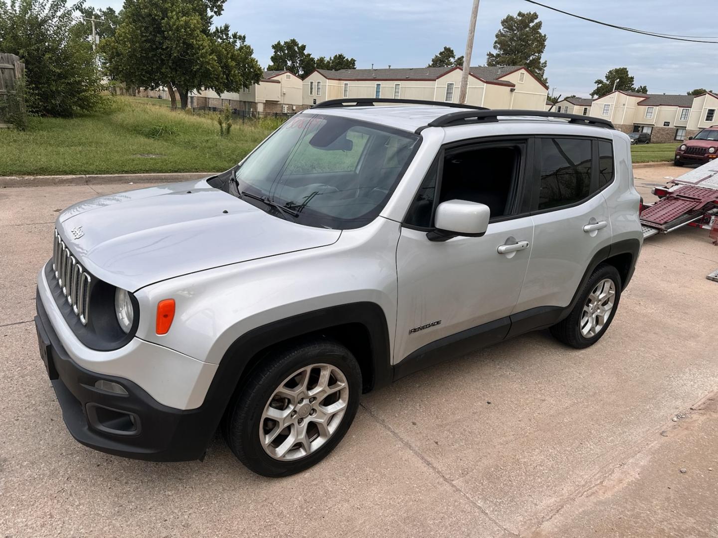 2017 SILVER JEEP RENEGADE LATITUDE Latitude FWD (ZACCJABB6HP) with an 2.4L L4 DOHC 16V engine, 6M transmission, located at 8101 E. Skelly Dr., Tulsa, OK, 74129, (918) 592-3593, 36.121891, -95.888802 - Photo#0