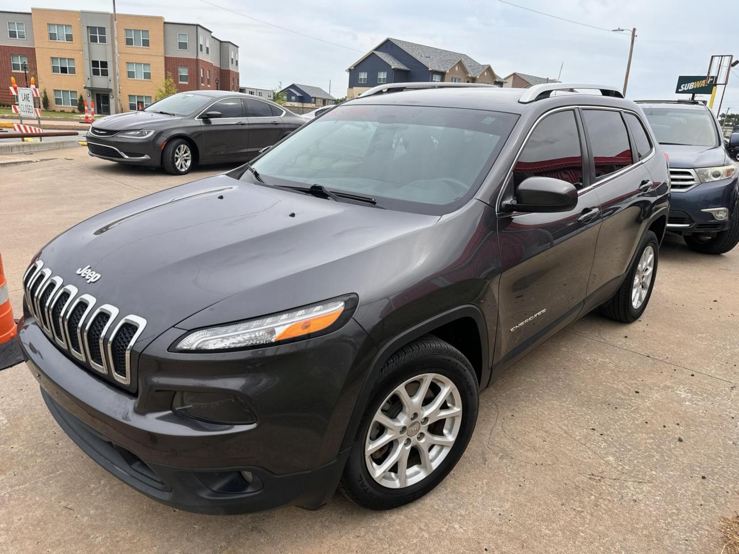 2017 GRAY JEEP CHEROKEE LATITUDE Latitude FWD (1C4PJLCB1HW) with an 2.4L L4 DOHC 16V engine, 9A transmission, located at 8101 E. Skelly Dr., Tulsa, OK, 74129, (918) 592-3593, 36.121891, -95.888802 - Photo#1