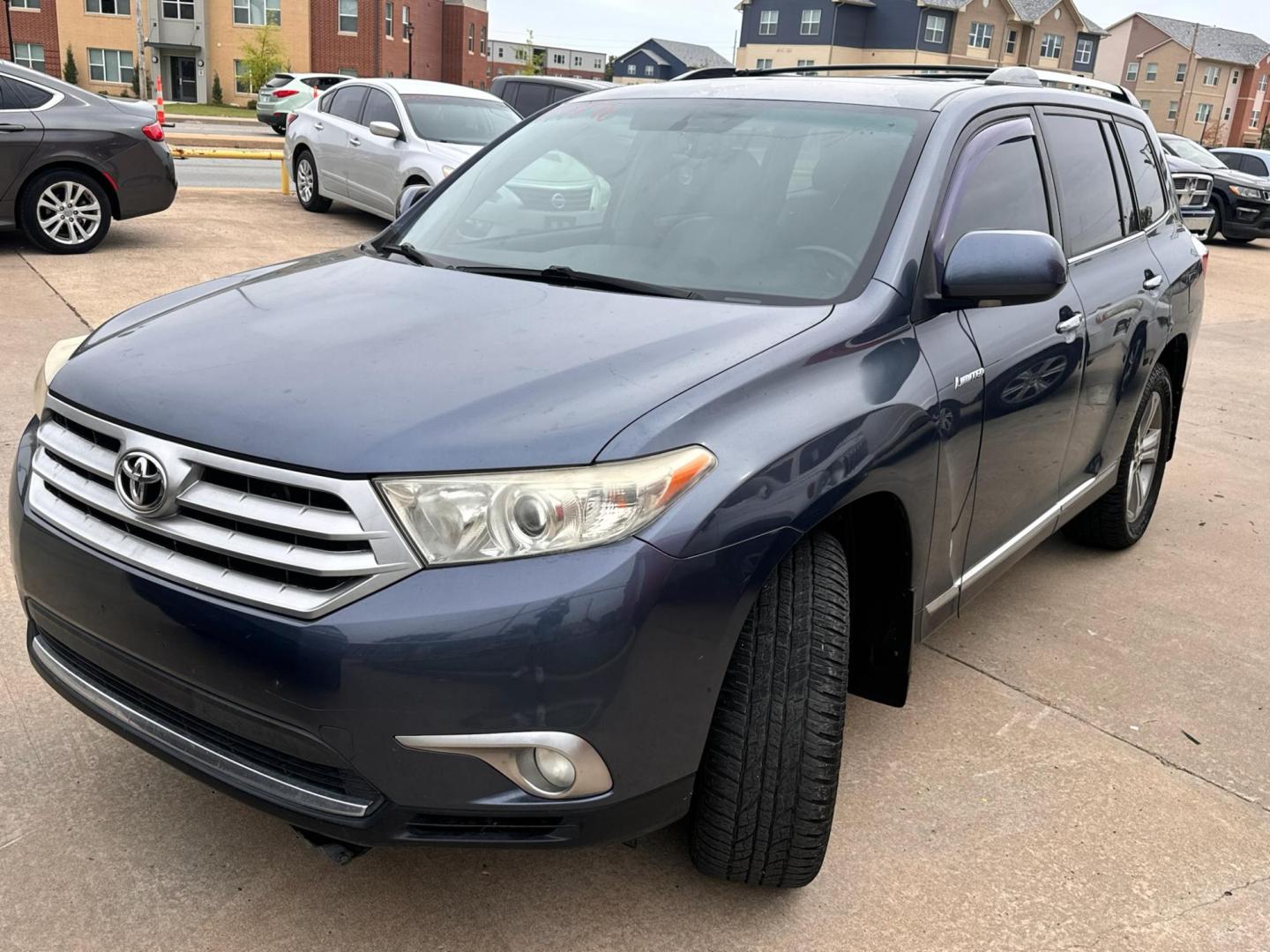 2013 BLUE TOYOTA HIGHLANDER LIMITED Limited 2WD (5TDYK3EHXDS) with an 3.5L V6 DOHC 24V engine, 5-Speed Automatic transmission, located at 8101 E. Skelly Dr., Tulsa, OK, 74129, (918) 592-3593, 36.121891, -95.888802 - Photo#0