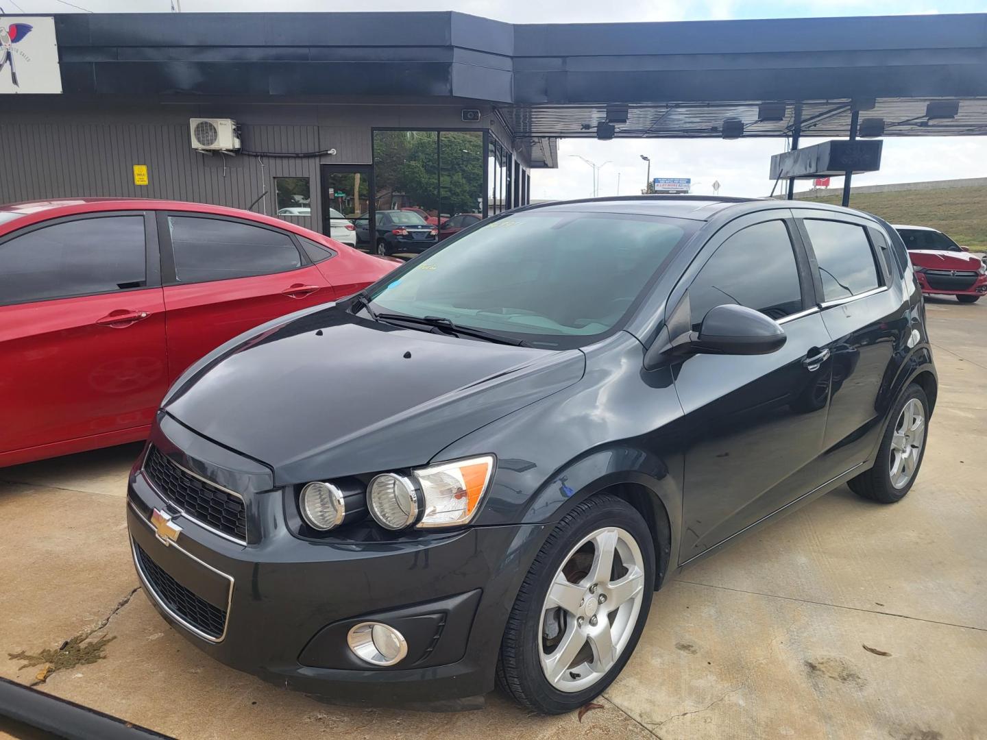 2015 GRAY CHEVROLET SONIC LTZ LTZ Auto 5-Door (1G1JE6SB4F4) with an 1.4L L4 DOHC 24V TURBO engine, 6-Speed Automatic transmission, located at 8101 E. Skelly Dr., Tulsa, OK, 74129, (918) 592-3593, 36.121891, -95.888802 - Photo#0