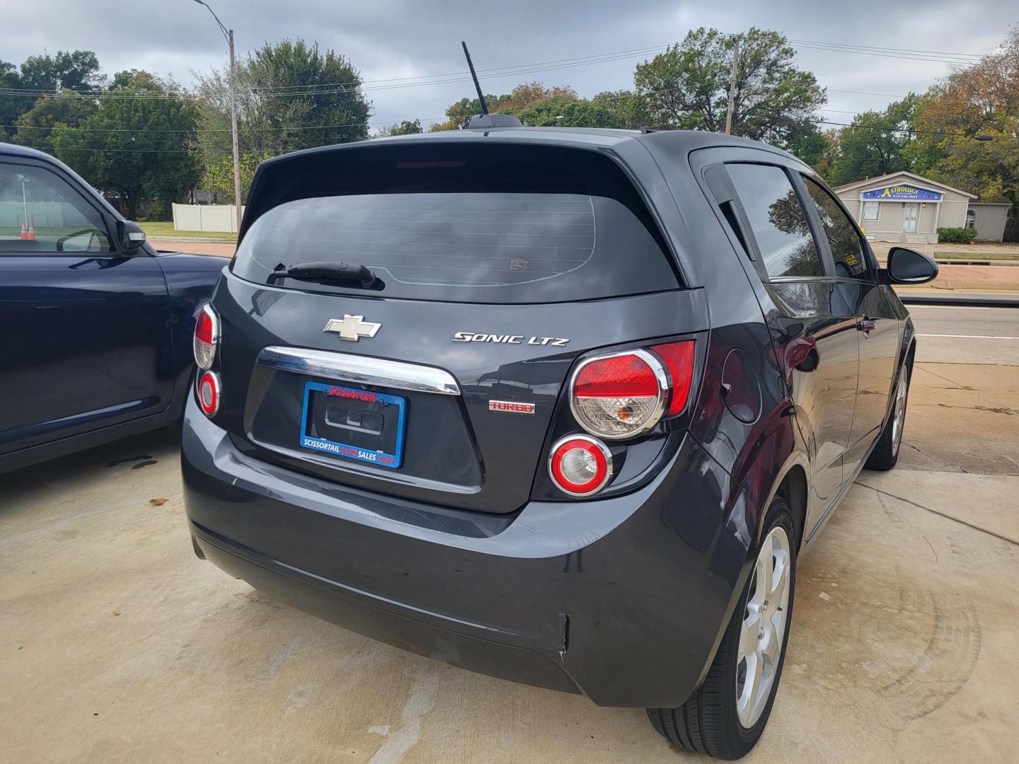 2015 GRAY CHEVROLET SONIC LTZ LTZ Auto 5-Door (1G1JE6SB4F4) with an 1.4L L4 DOHC 24V TURBO engine, 6-Speed Automatic transmission, located at 8101 E. Skelly Dr., Tulsa, OK, 74129, (918) 592-3593, 36.121891, -95.888802 - Photo#2