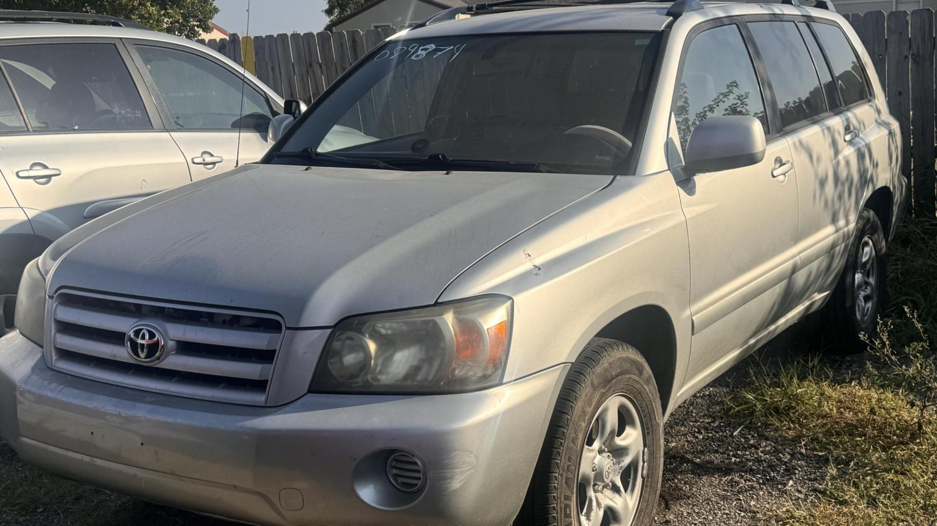 2004 SILVER TOYOTA HIGHLANDER BASE 2WD (JTEGD21AX40) with an 2.4L L4 DOHC 16V engine, 4-Speed Automatic Overdrive transmission, located at 8101 E. Skelly Dr., Tulsa, OK, 74129, (918) 592-3593, 36.121891, -95.888802 - Photo#0