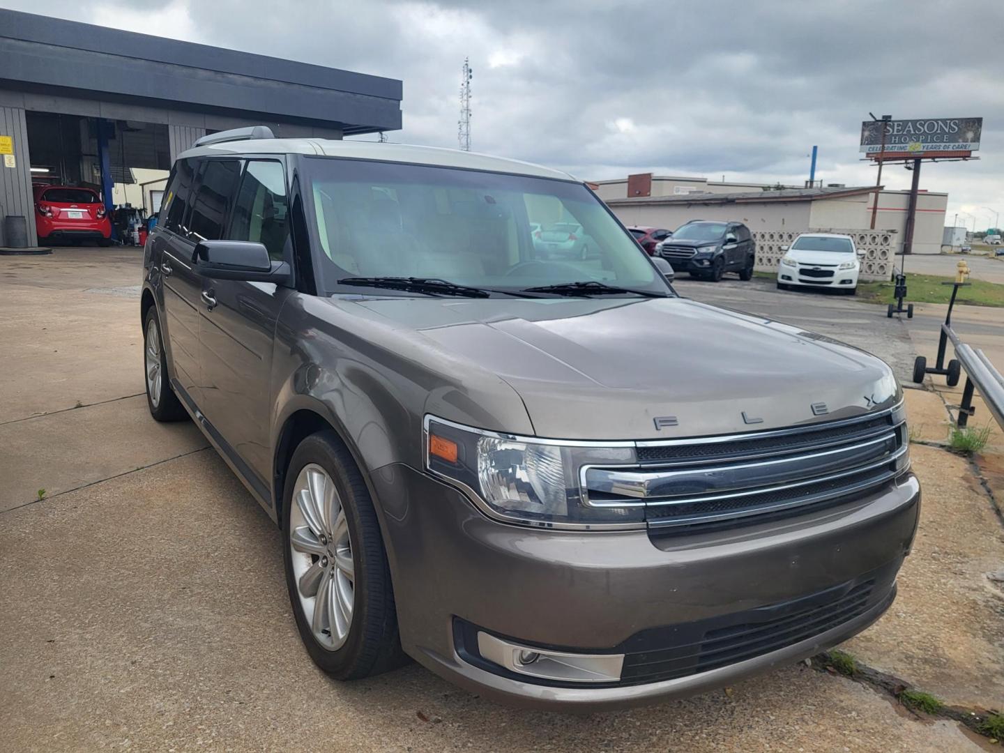 2014 GRAY FORD FLEX SEL SEL FWD (2FMGK5C88EB) with an 3.5L V6 DOHC 24V engine, 6-Speed Automatic Overdrive transmission, located at 8101 E. Skelly Dr., Tulsa, OK, 74129, (918) 592-3593, 36.121891, -95.888802 - Photo#1