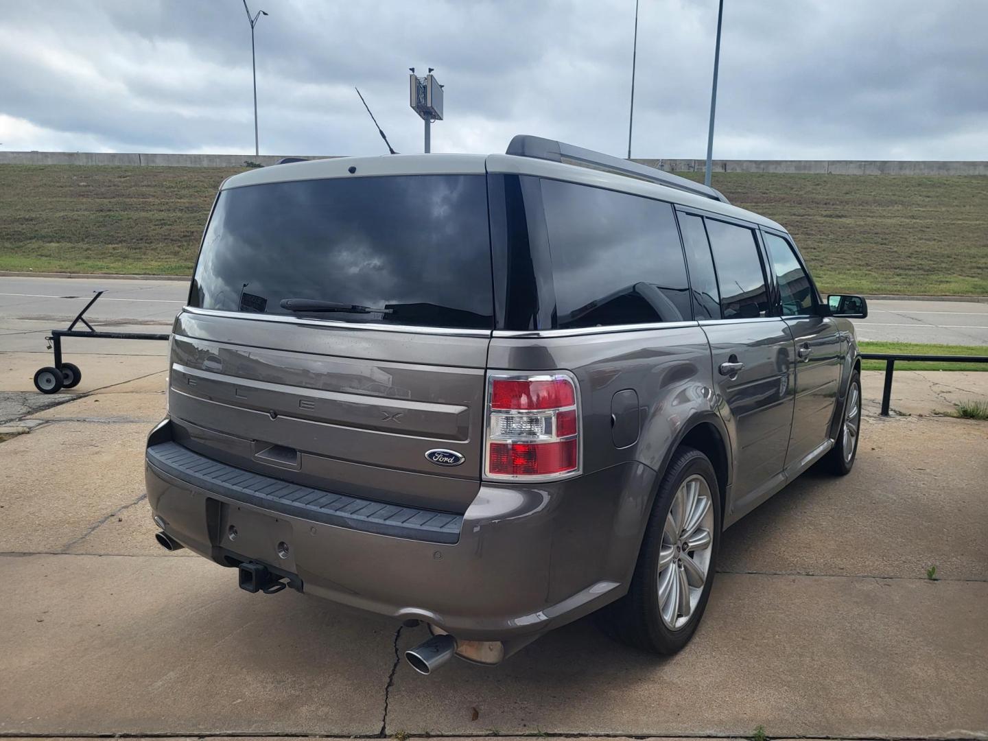 2014 GRAY FORD FLEX SEL SEL FWD (2FMGK5C88EB) with an 3.5L V6 DOHC 24V engine, 6-Speed Automatic Overdrive transmission, located at 8101 E. Skelly Dr., Tulsa, OK, 74129, (918) 592-3593, 36.121891, -95.888802 - Photo#2