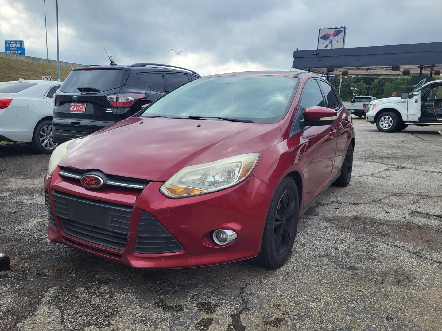 2014 RED FORD FOCUS SE Hatch (1FADP3K23EL) with an 2.0L L4 DOHC 16V engine, located at 8101 E. Skelly Dr., Tulsa, OK, 74129, (918) 592-3593, 36.121891, -95.888802 - Photo#0