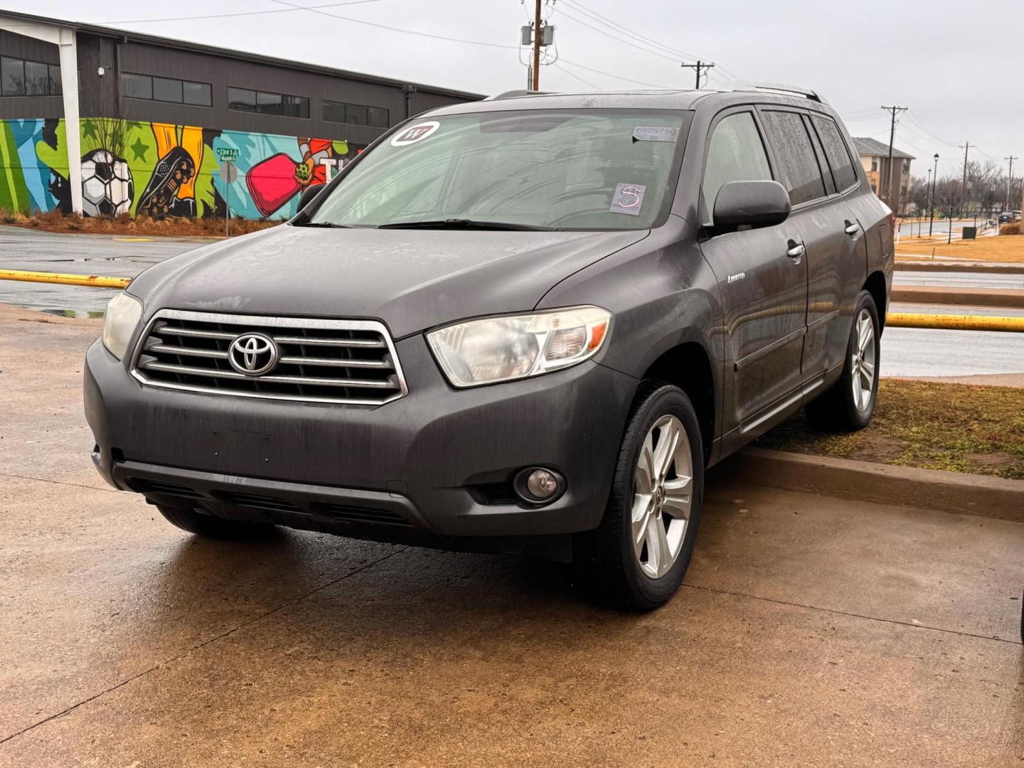 2010 GRAY Toyota Highlander Limited 2WD (5TDYK3EH0AS) with an 3.5L V6 DOHC 24V engine, 5-Speed Automatic transmission, located at 8101 E. Skelly Dr., Tulsa, OK, 74129, (918) 592-3593, 36.121891, -95.888802 - Photo#0